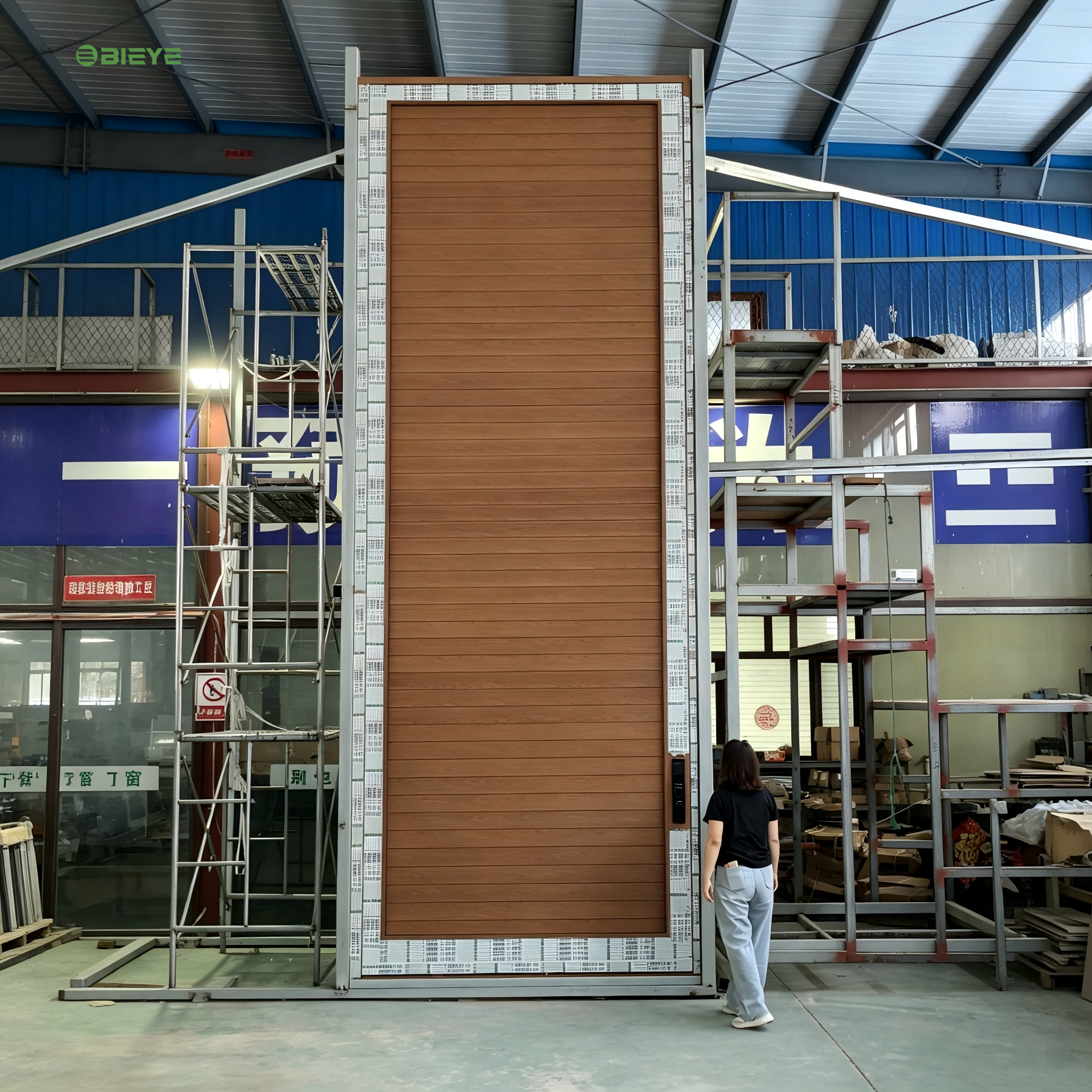 Sistema de rotación de alta resistencia para puertas pivotantes de aluminio Serie 85, directamente de fábrica, para proyectos de construcción residenciales y comerciales.