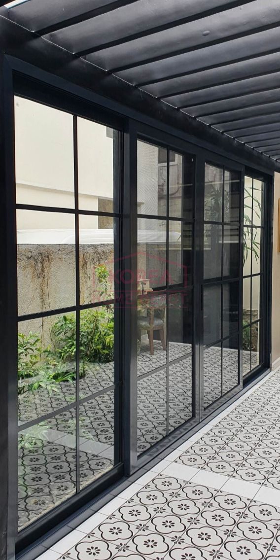 Puerta de acero de lujo con diseño francés a medida, apertura manual y superficie acabada para villas, hoteles y apartamentos.