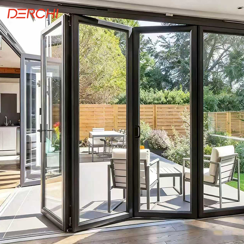 Puerta plegable vertical de aluminio para exteriores, estándar estadounidense, con doble acristalamiento templado, aislante e impermeable, para patio y balcón.
