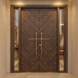 Villa residencial de lujo con entrada de gran tamaño y puerta doble de madera maciza