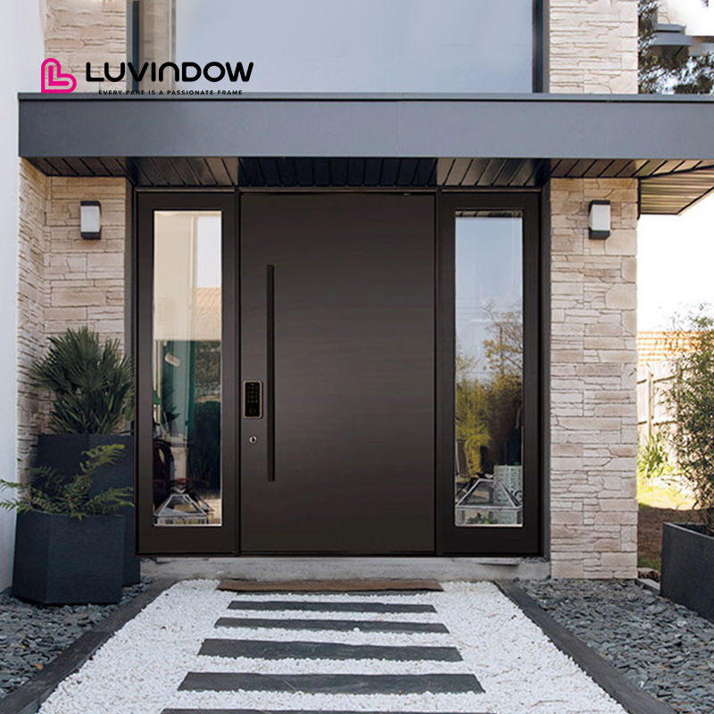 Villas de diseño moderno con puertas pivotantes de aluminio con marco de perfil negro para la entrada principal de viviendas.