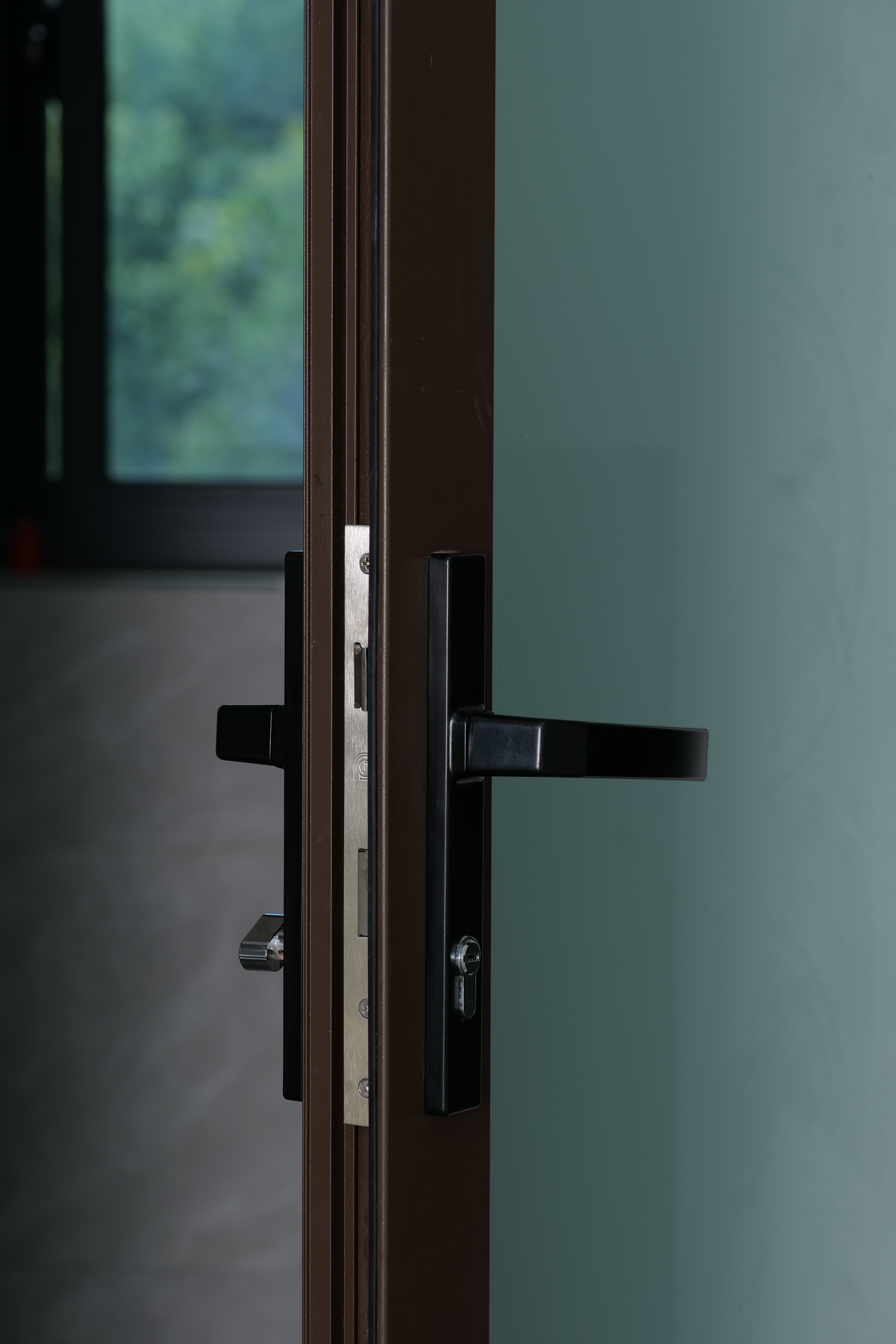 Puerta abatible RG50 insonorizada con doble cristal templado y aluminio, puerta delgada de apertura para el hogar.