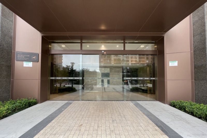 Puerta de entrada frontal de vidrio sin marco, corrediza automática para exteriores, para locales comerciales y oficinas, eléctrica.
