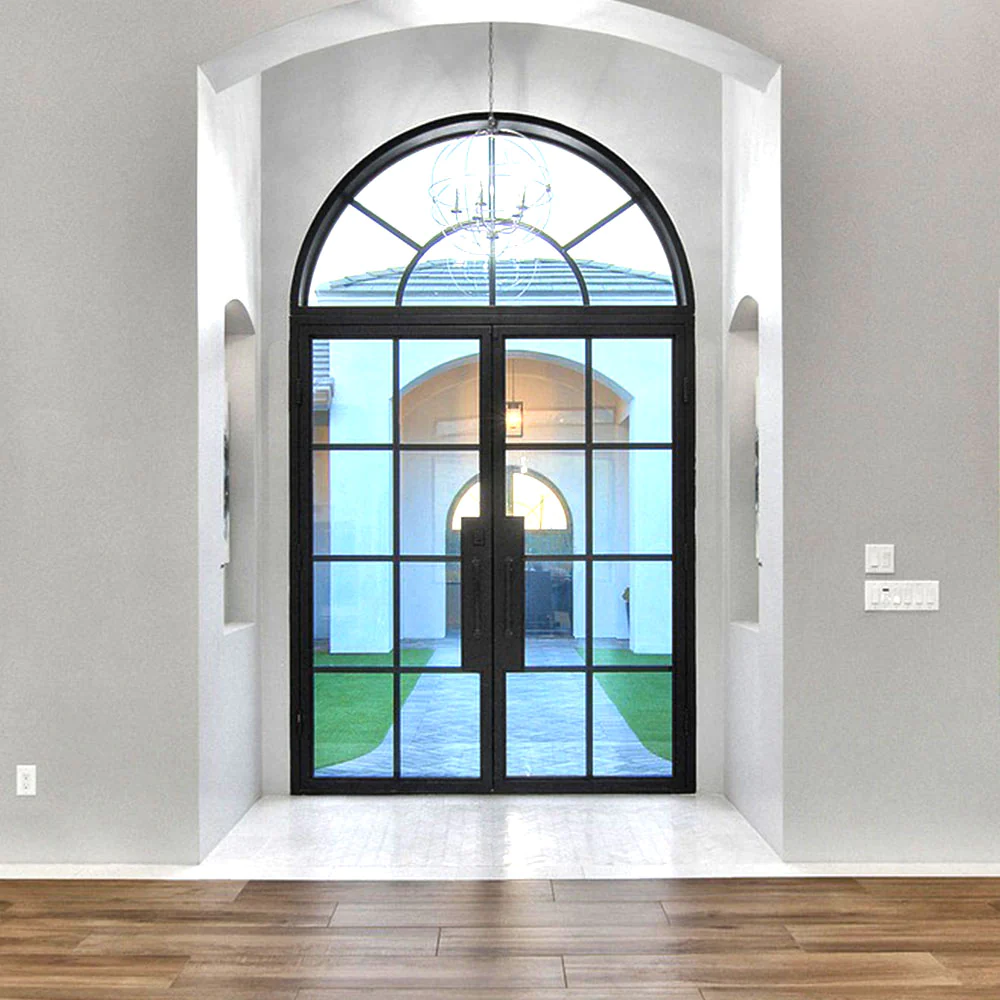 Puerta de hierro forjado con parte superior redondeada, puertas de entrada arqueadas, puertas exteriores dobles de hierro con vidrio, diseño moderno a medida.
