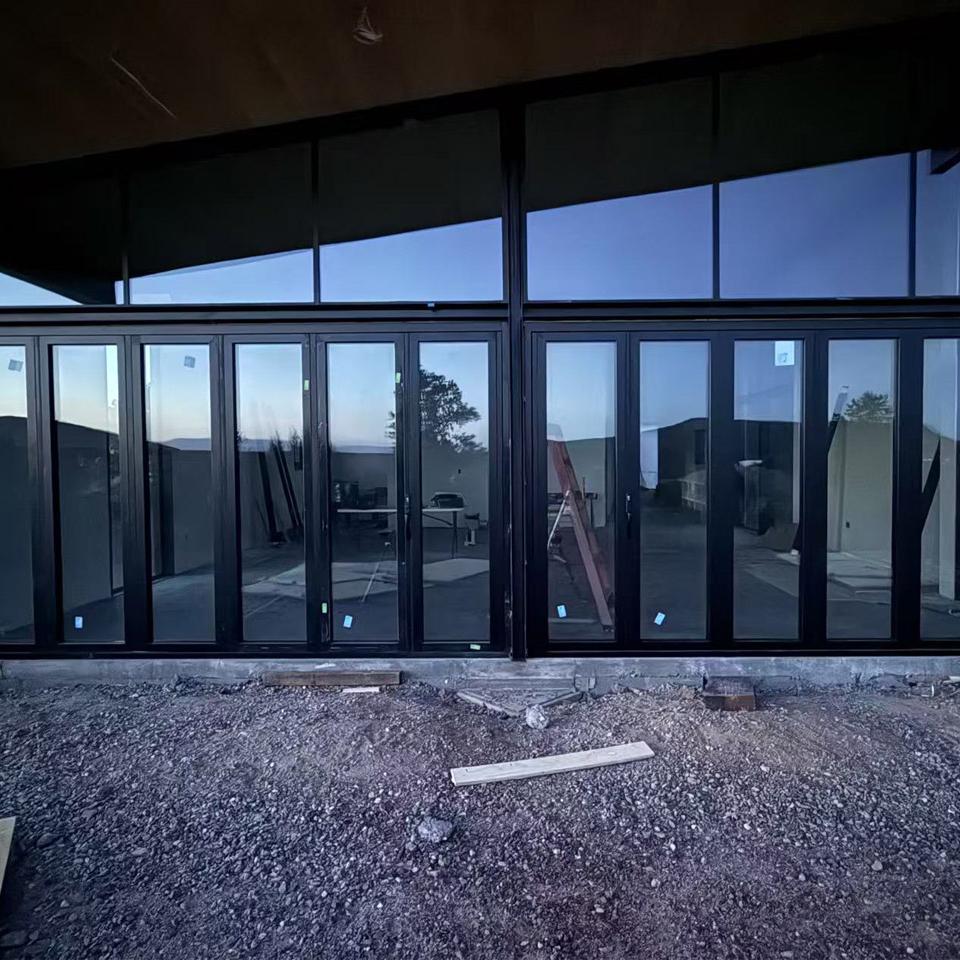 Puertas plegables de aluminio integradas a entrada principal