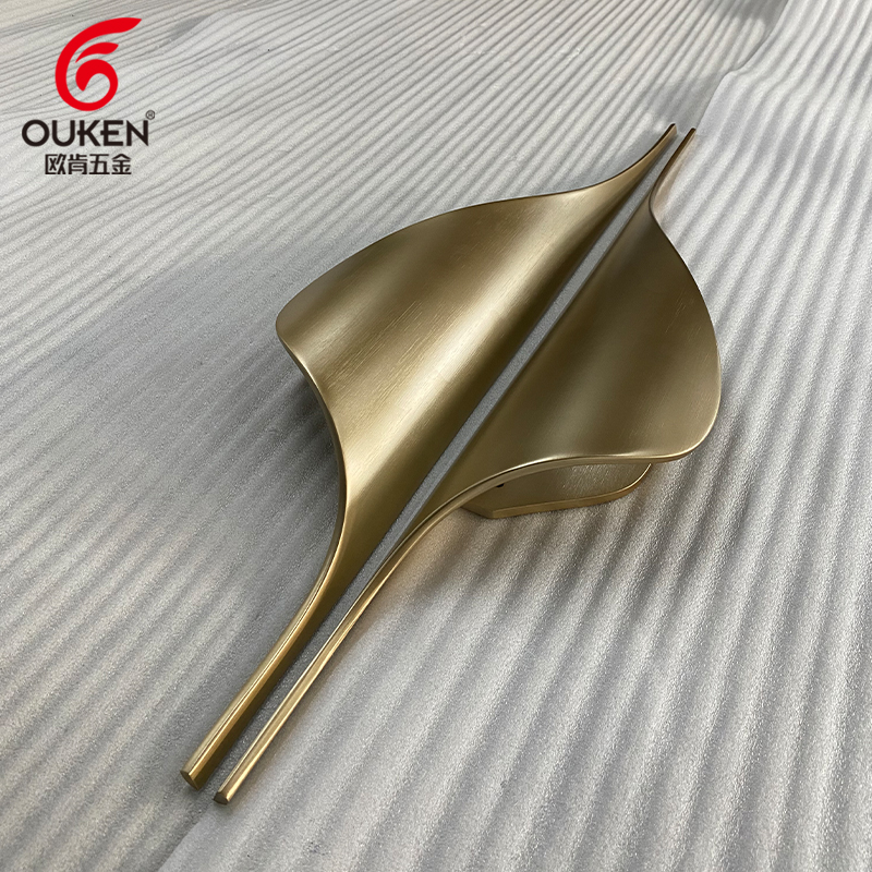 Tirador de puerta con forma de jarrón de lujo ligero, acabado en latón, tirador decorativo artístico para hotel, club, nueva puerta de entrada doble china