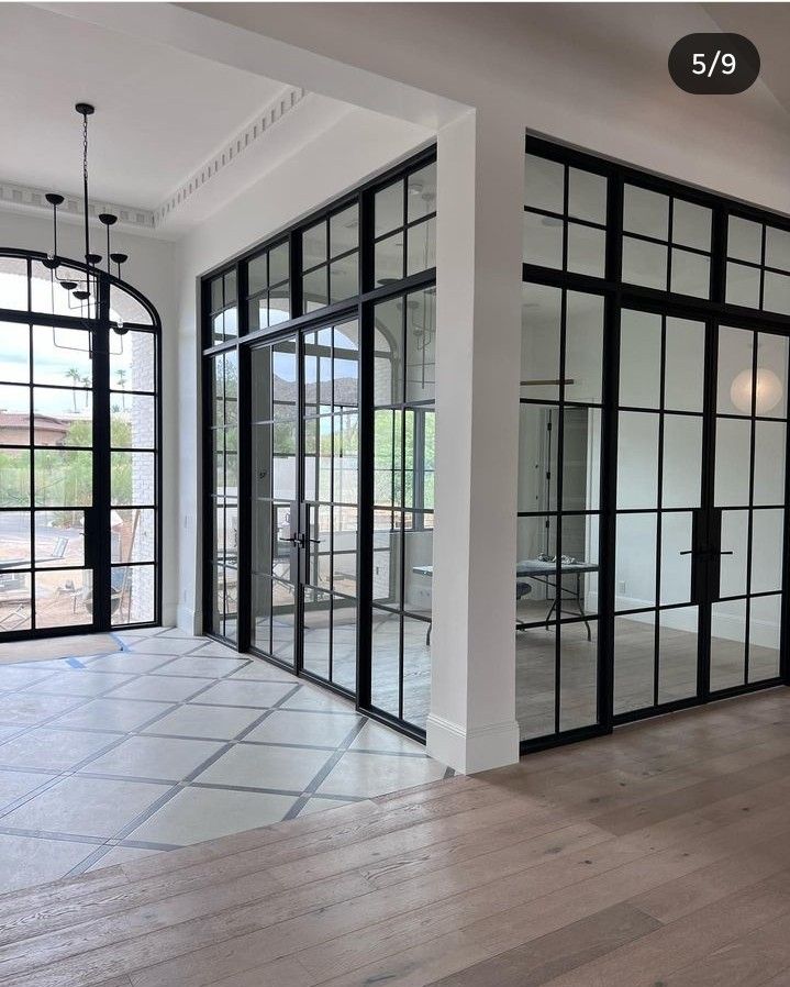 Puerta de acero de lujo con diseño francés a medida, apertura manual y superficie acabada para villas, hoteles y apartamentos.