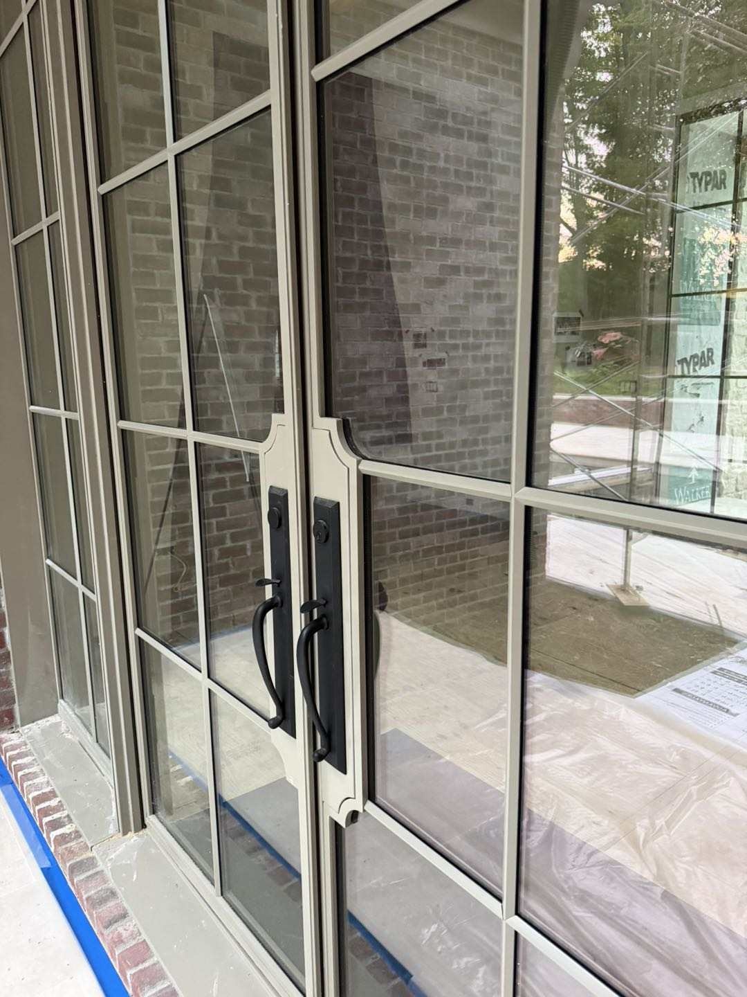 Puertas de entrada francesas batientes de hierro forjado de perfil delgado | Puerta doble de seguridad exterior de acero moderno con acabado negro mate