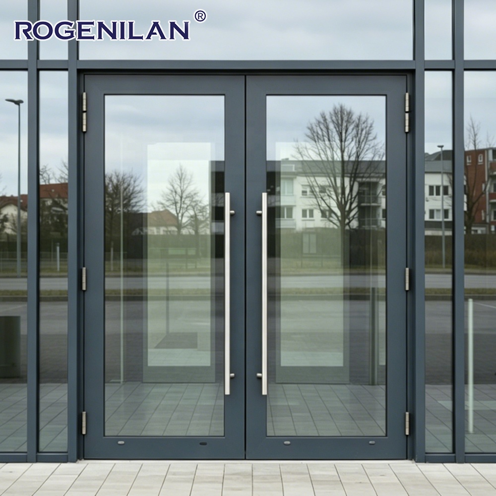 Puerta de entrada comercial de seguridad de aluminio a medida Rogenilan, con vidrio templado exterior y doble hoja batiente.