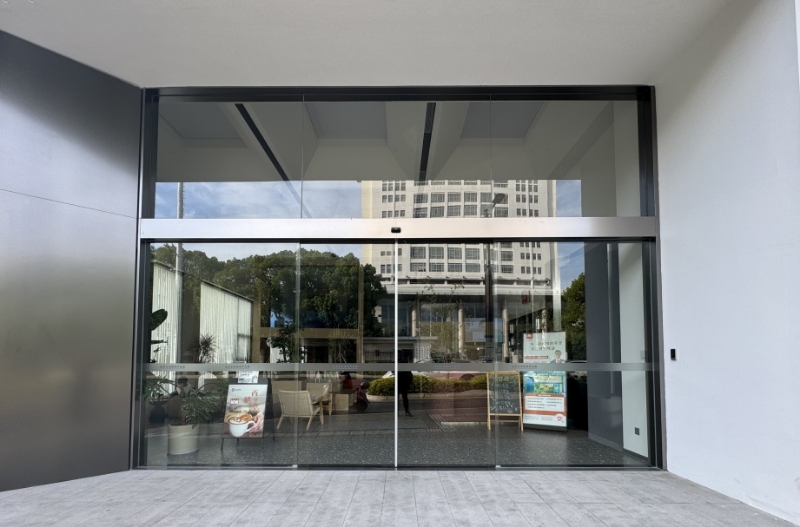 Puerta de entrada frontal de vidrio sin marco, corrediza automática para exteriores, para locales comerciales y oficinas, eléctrica.