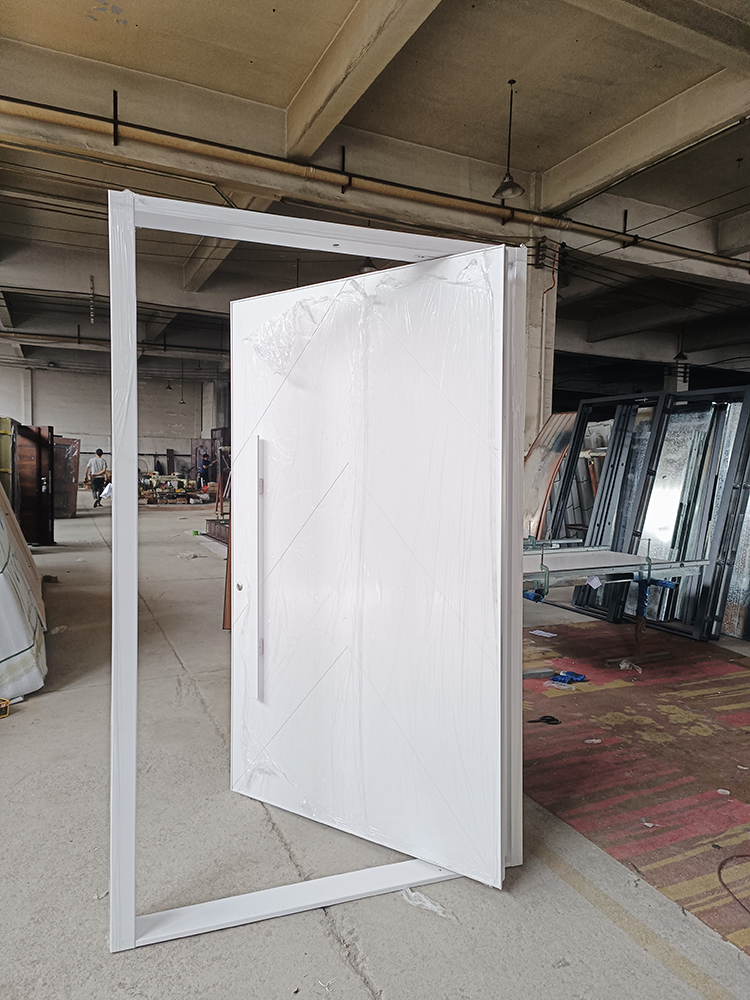 Puerta de entrada inteligente multiestilo antirrobo de acero inoxidable con superficie acabada que equilibra seguridad y estética.
