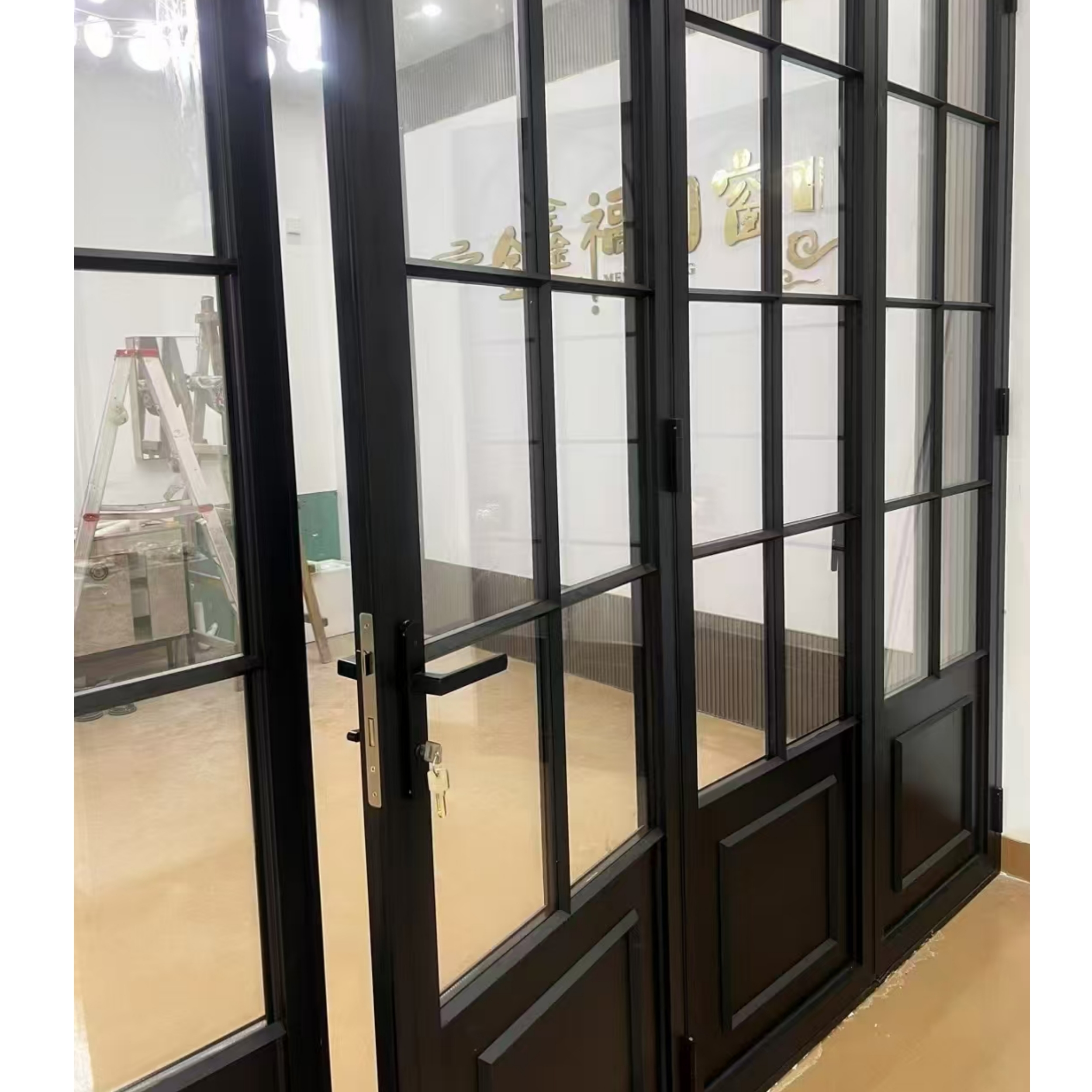Puertas de entrada de aleación de aluminio estilo retro francés, villa moderna con acabados modernos, resistentes al viento, balcón de cuatro hojas, puerta doble exterior