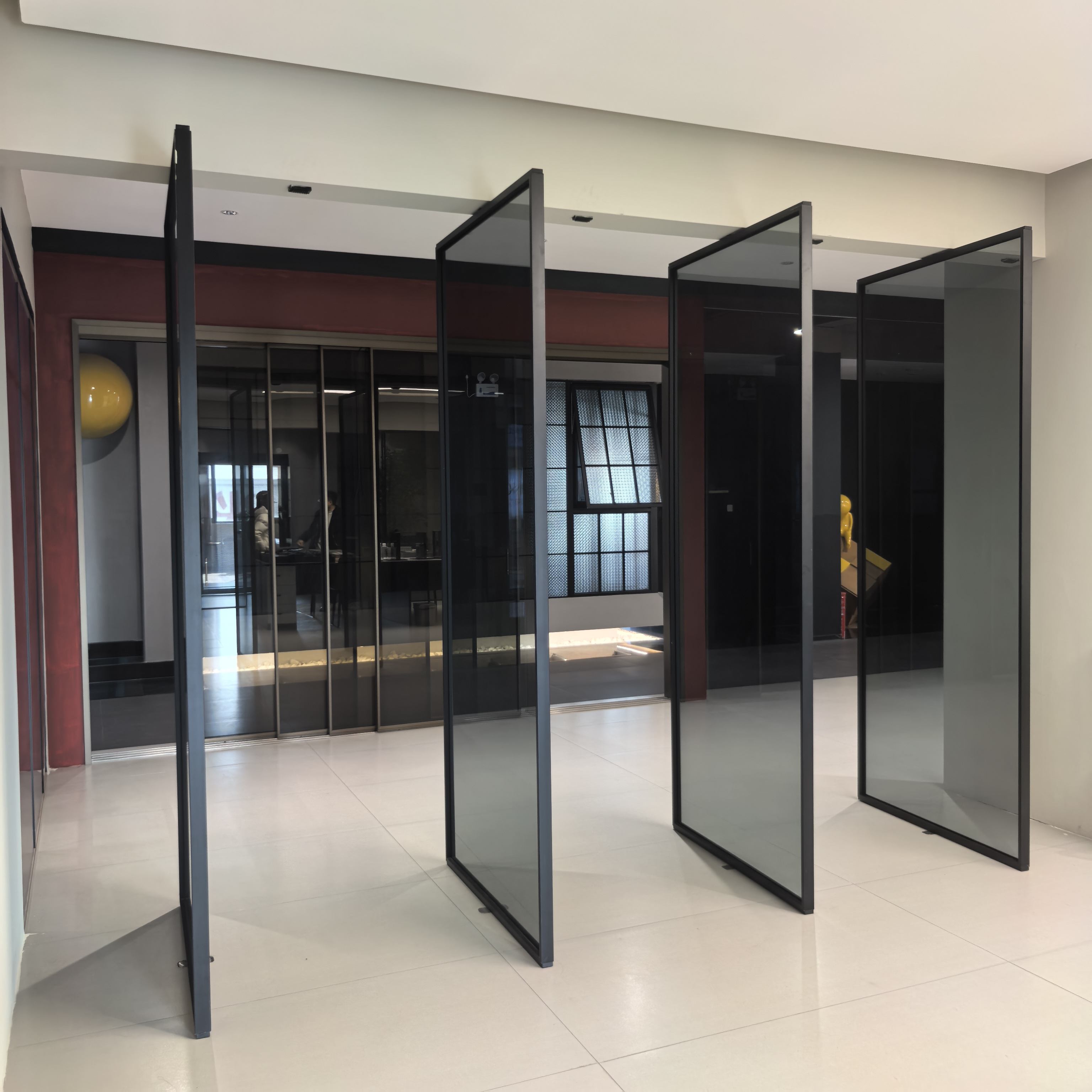 Puertas pivotantes de aluminio y vidrio, fabricadas a medida en fábrica, en varios tamaños, a precios asequibles. Puertas giratorias de vidrio y aluminio. Puertas manuales de vidrio resistentes a la humedad.