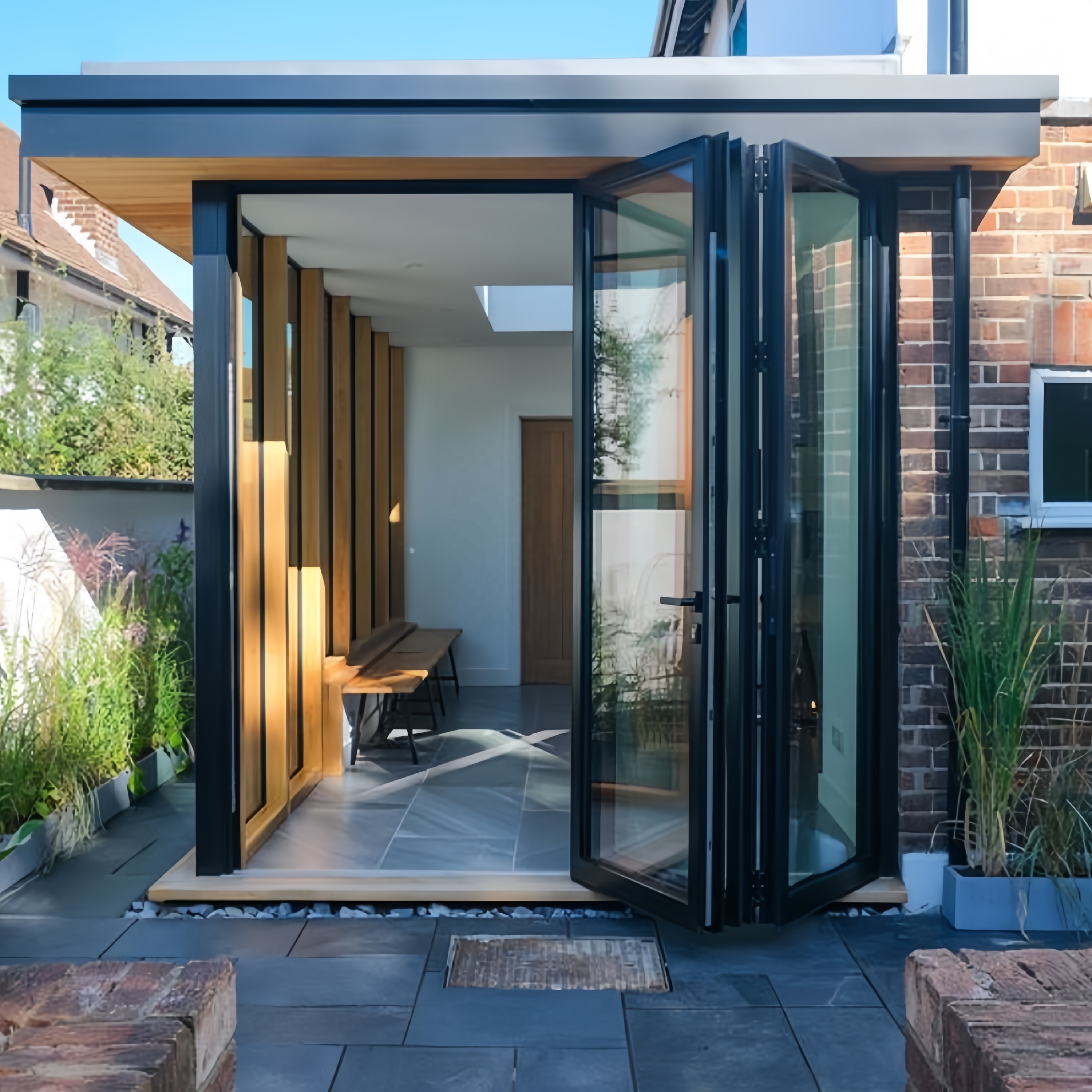 Puertas plegables de aluminio de doble cristal templado, estilo sencillo, de alta seguridad y eficiencia energética, personalizadas para portón de entrada y resistentes a huracanes.