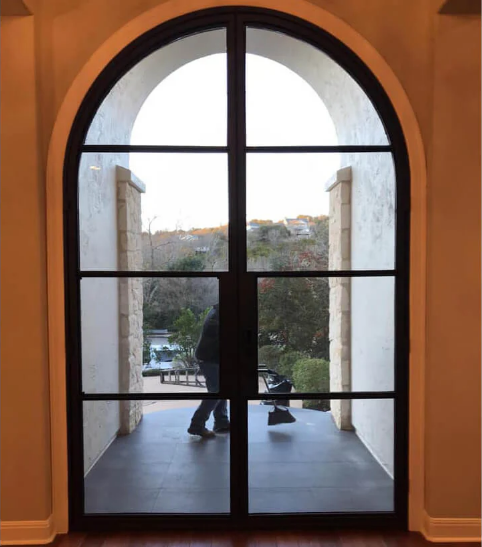 Puerta de hierro forjado con parte superior redondeada, puertas de entrada arqueadas, puertas exteriores dobles de hierro con vidrio, diseño moderno a medida.