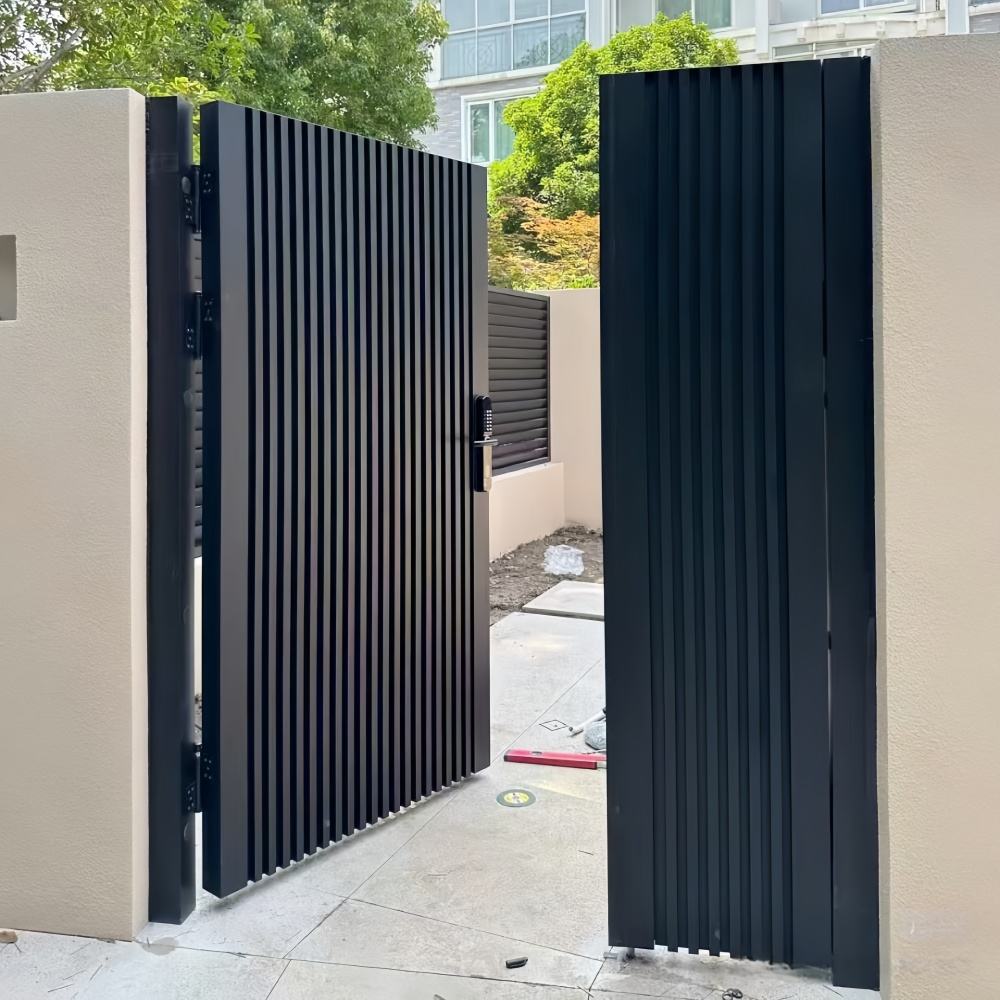 Portón batiente de patio y jardín en aleación de aluminio