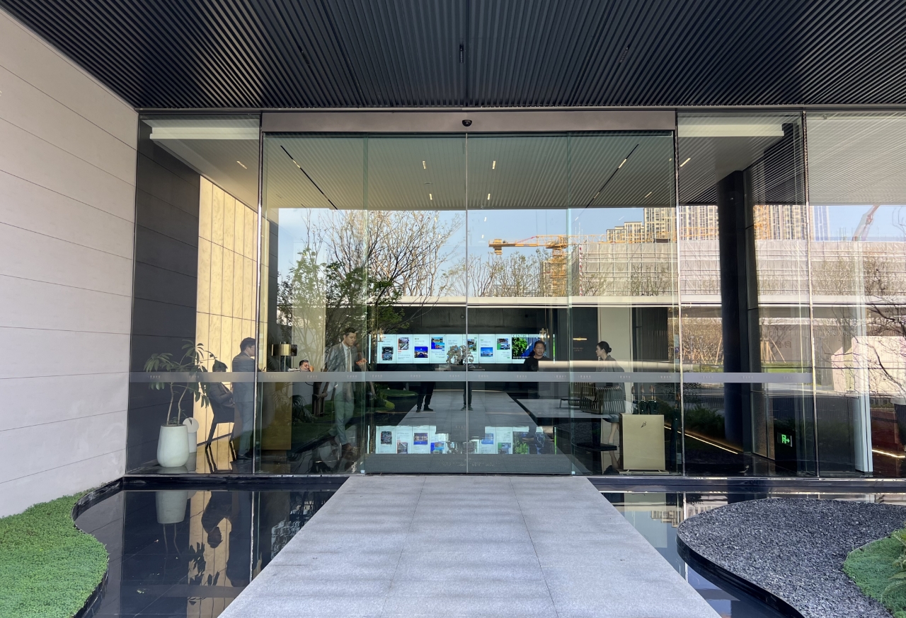 Puerta de entrada frontal de vidrio sin marco, corrediza automática para exteriores, para locales comerciales y oficinas, eléctrica.