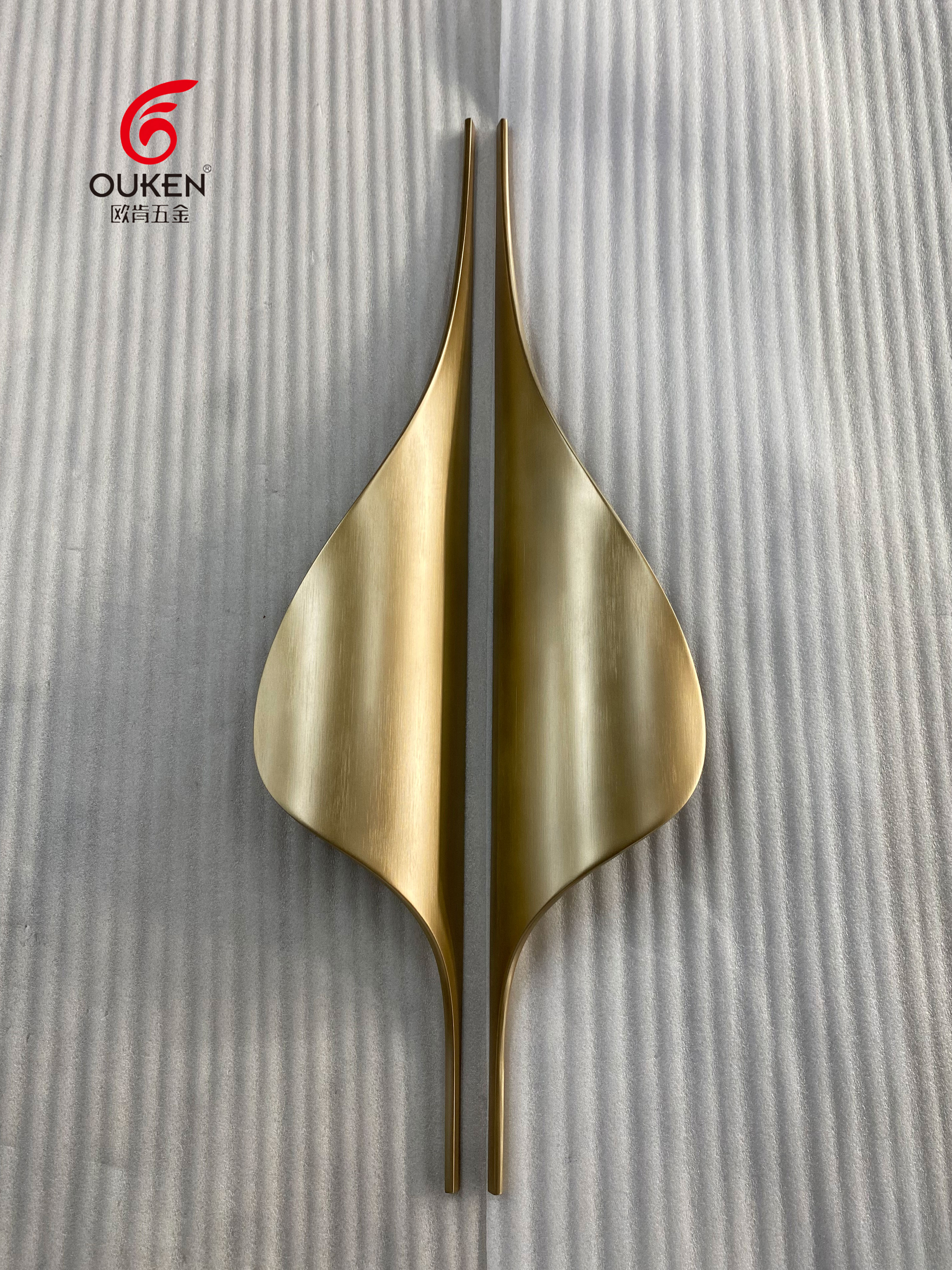 Tirador de puerta con forma de jarrón de lujo ligero, acabado en latón, tirador decorativo artístico para hotel, club, nueva puerta de entrada doble china
