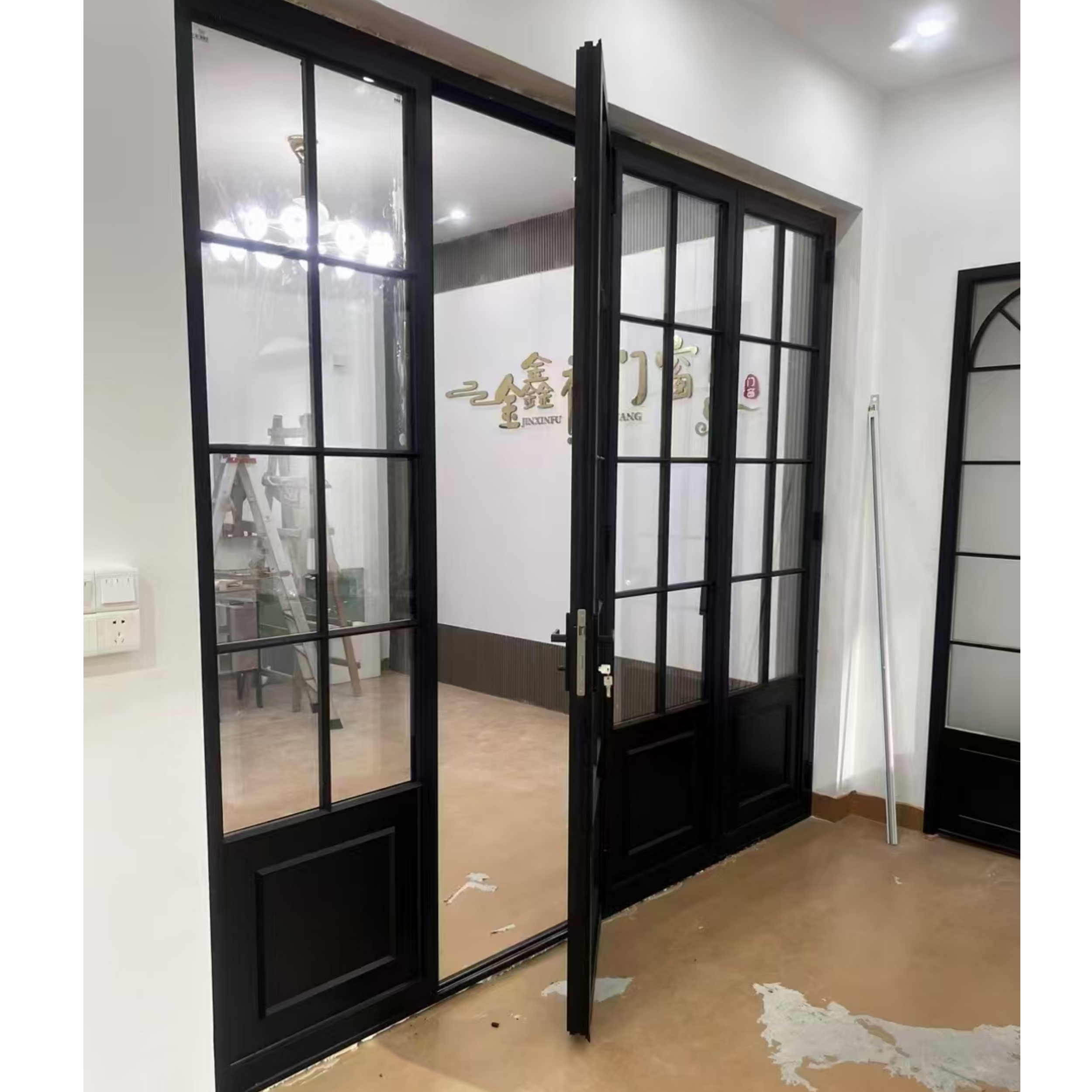 Puertas de entrada de aleación de aluminio estilo retro francés, villa moderna con acabados modernos, resistentes al viento, balcón de cuatro hojas, puerta doble exterior