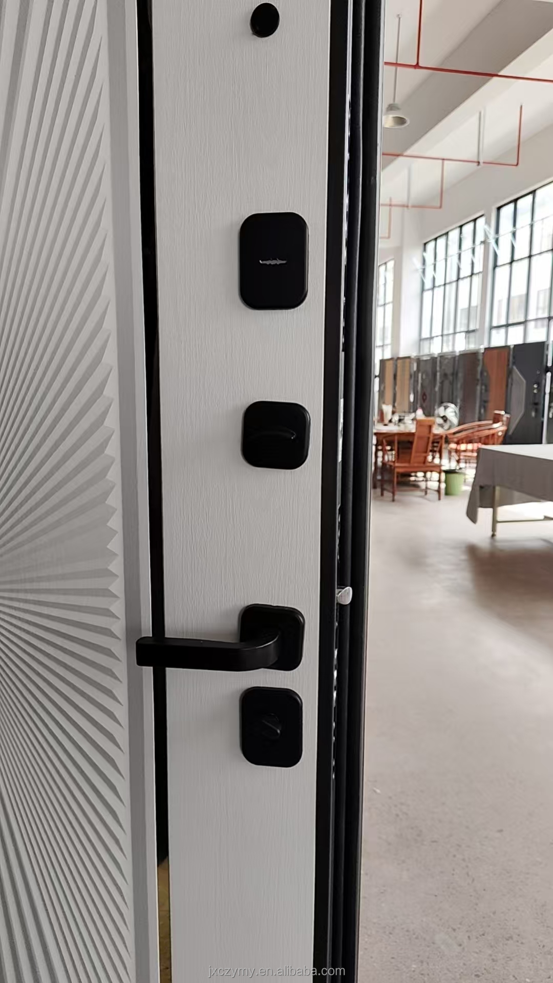 Puerta de entrada de seguridad moderna de acero con cerradura inteligente; resistente a robos; adecuada para apartamentos y villas.