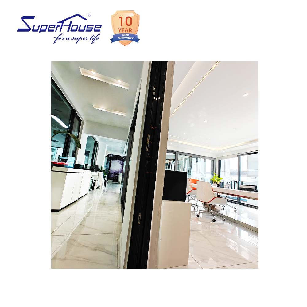 Puerta corredera elevable de aluminio con rotura de puente térmico, doble acristalamiento, resistente a los rayos UV e impermeable, conforme a la normativa de California (Título 24).