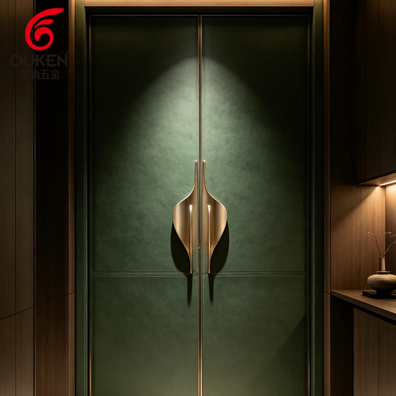 Tirador de puerta con forma de jarrón de lujo ligero, acabado en latón, tirador decorativo artístico para hotel, club, nueva puerta de entrada doble china