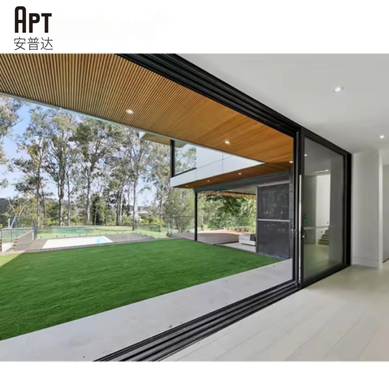 Puerta corredera de cristal moderna sin marco de aluminio para entrada de balcón de villa, resistente a la intemperie y de funcionamiento suave y eficiente energéticamente.