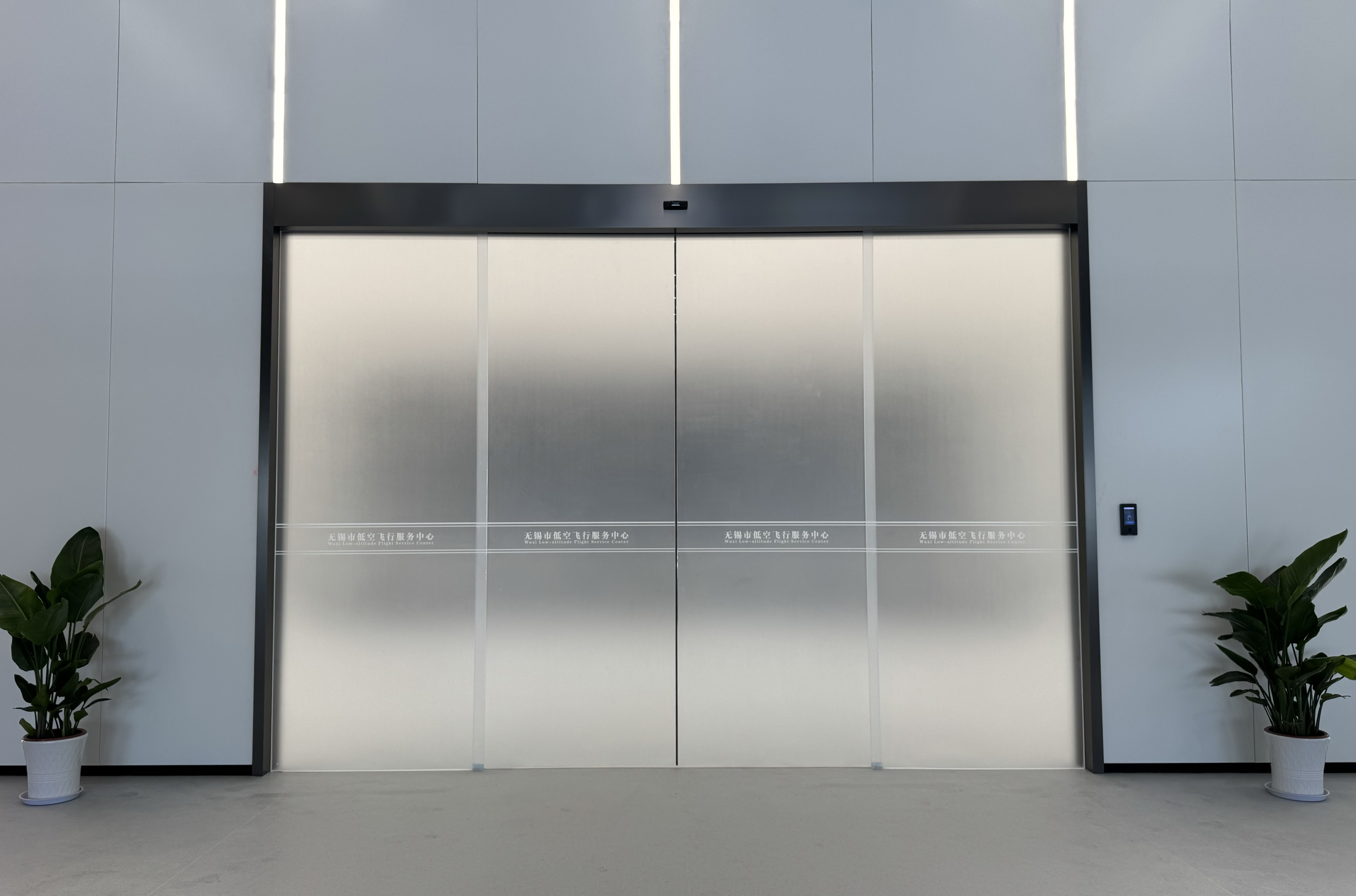 Puerta de entrada frontal de vidrio sin marco, corrediza automática para exteriores, para locales comerciales y oficinas, eléctrica.