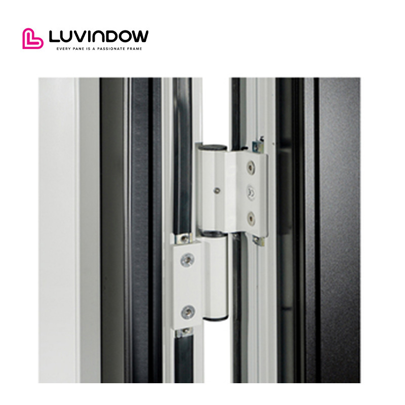 Puertas de entrada de aluminio con aislamiento térmico y cerradura inteligente para villas residenciales modernas.