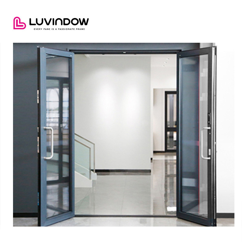 Puertas de entrada de aluminio con aislamiento térmico y cerradura inteligente para villas residenciales modernas.