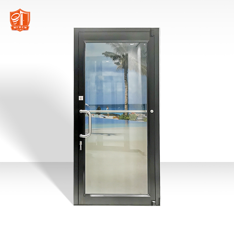 Puerta de entrada batiente de aluminio con cristal para locales comerciales modernos.