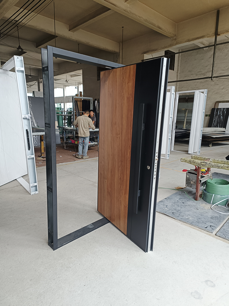 Puerta de entrada inteligente multiestilo antirrobo de acero inoxidable con superficie acabada que equilibra seguridad y estética.