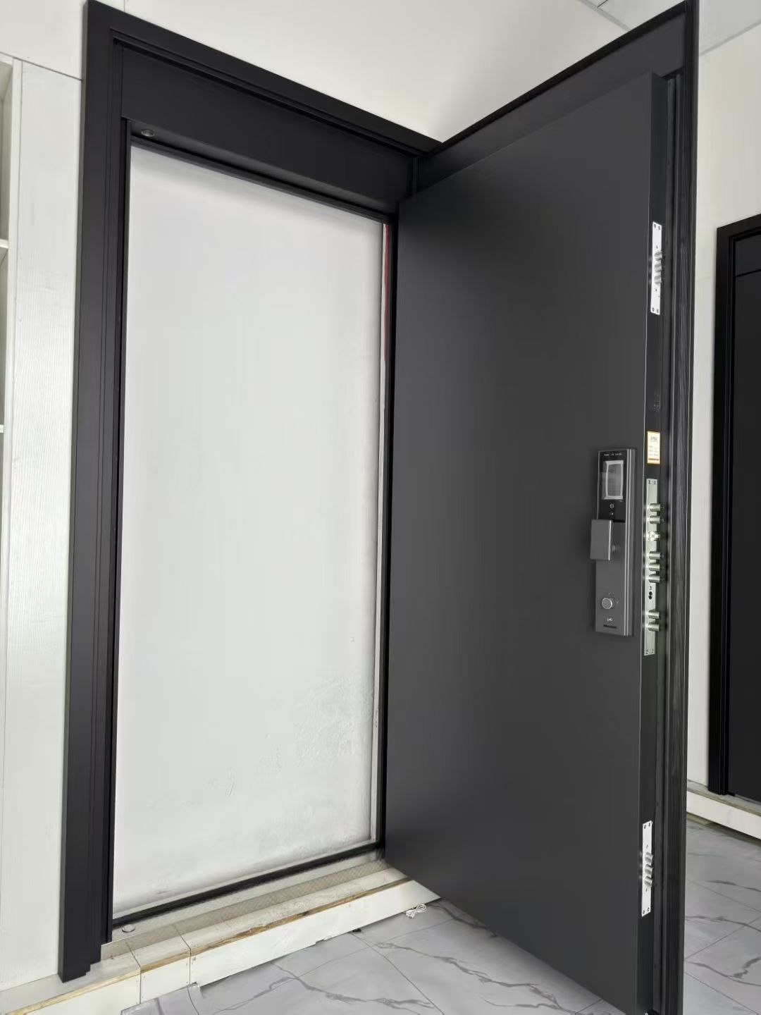 Puerta pivotante moderna antirrobo, de aluminio minimalista, para entrada exterior en apartamentos y villas.