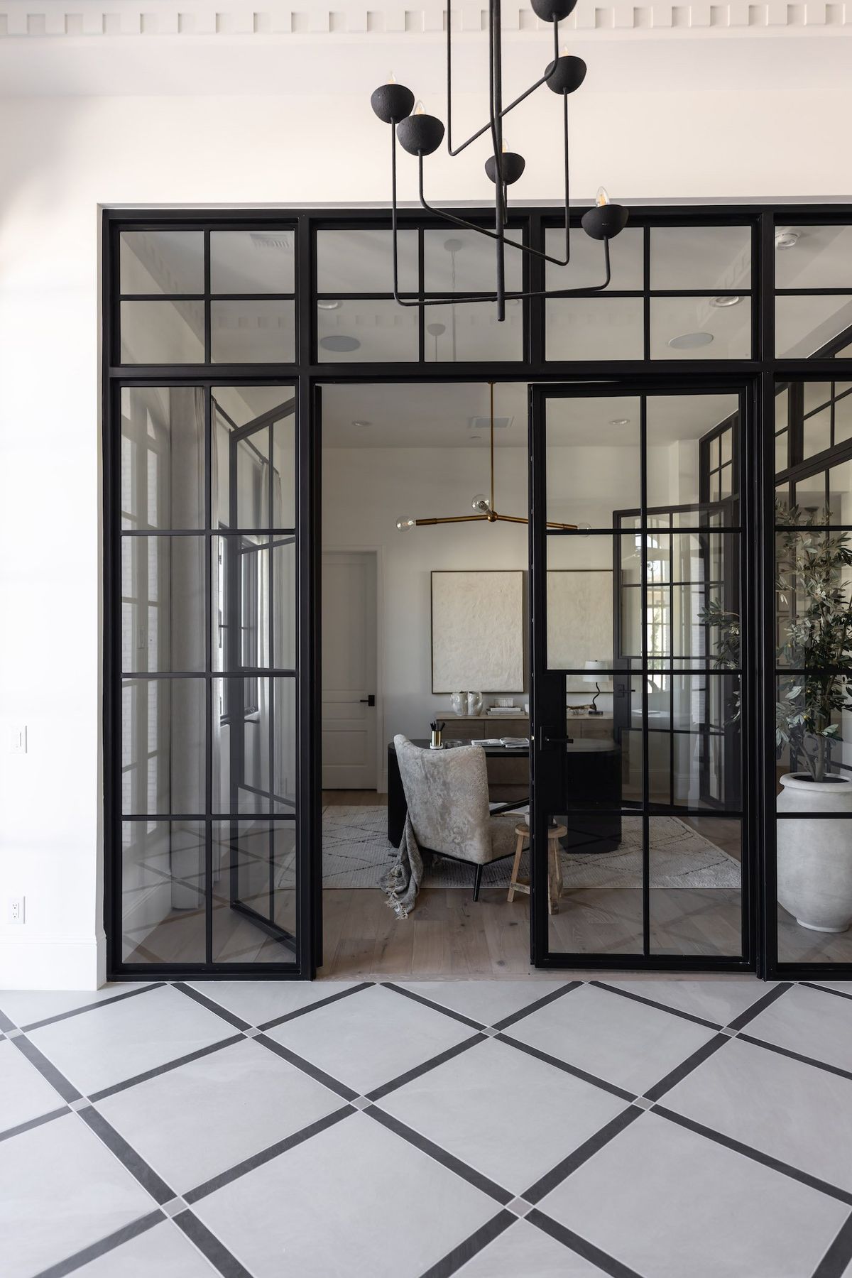 Puerta de acero de lujo con diseño francés a medida, apertura manual y superficie acabada para villas, hoteles y apartamentos.
