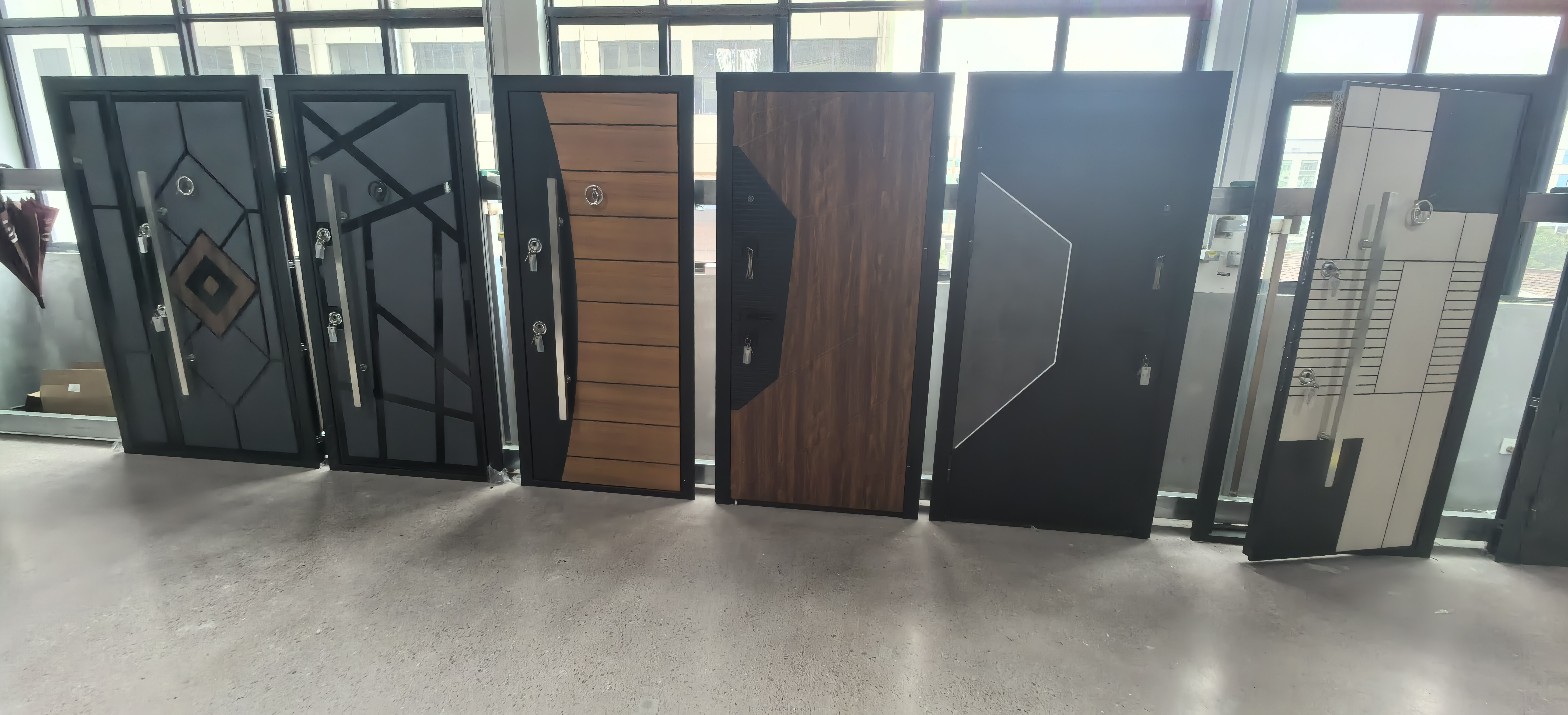 Puerta de entrada de seguridad moderna de acero con cerradura inteligente; resistente a robos; adecuada para apartamentos y villas.
