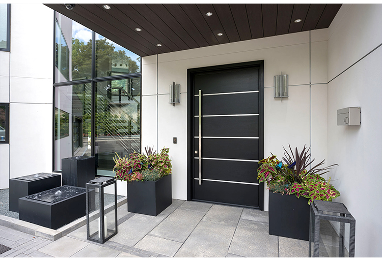 Puerta pivotante moderna instalada en villa de lujo