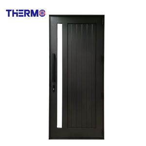 Puerta de entrada de aluminio Therm Modern con inserto vertical de vidrio exterior y acabado imitación madera.