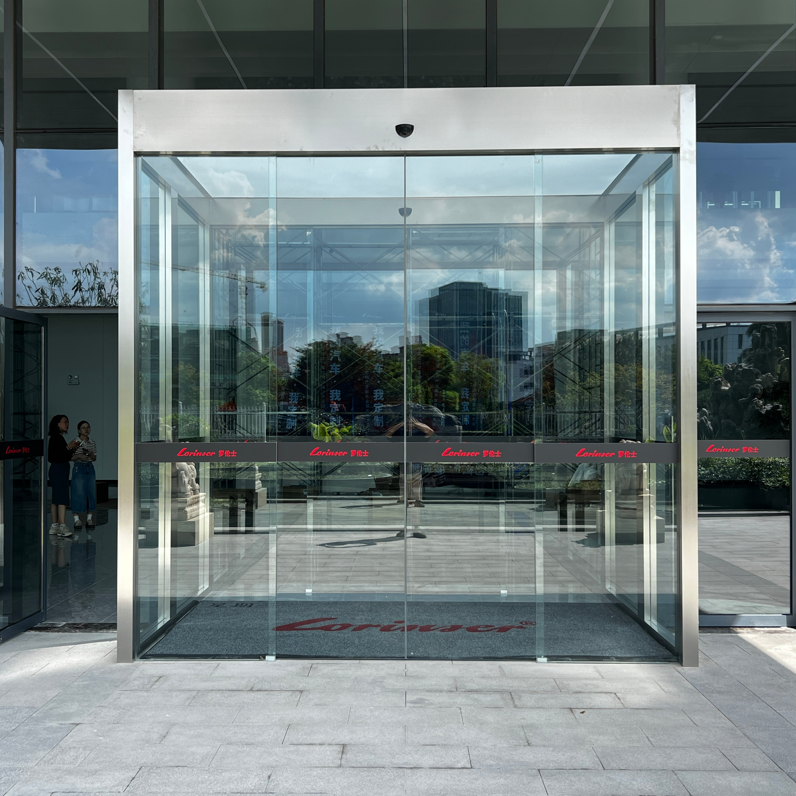 Puerta de entrada frontal de vidrio sin marco, corrediza automática para exteriores, para locales comerciales y oficinas, eléctrica.
