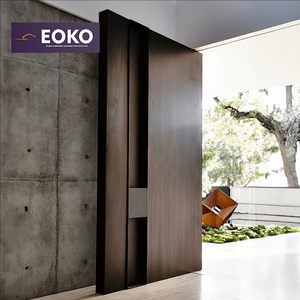 Puerta pivotante exterior de aluminio con acabado de vetas de madera personalizadas EOKO para entradas de casas en Estados Unidos.