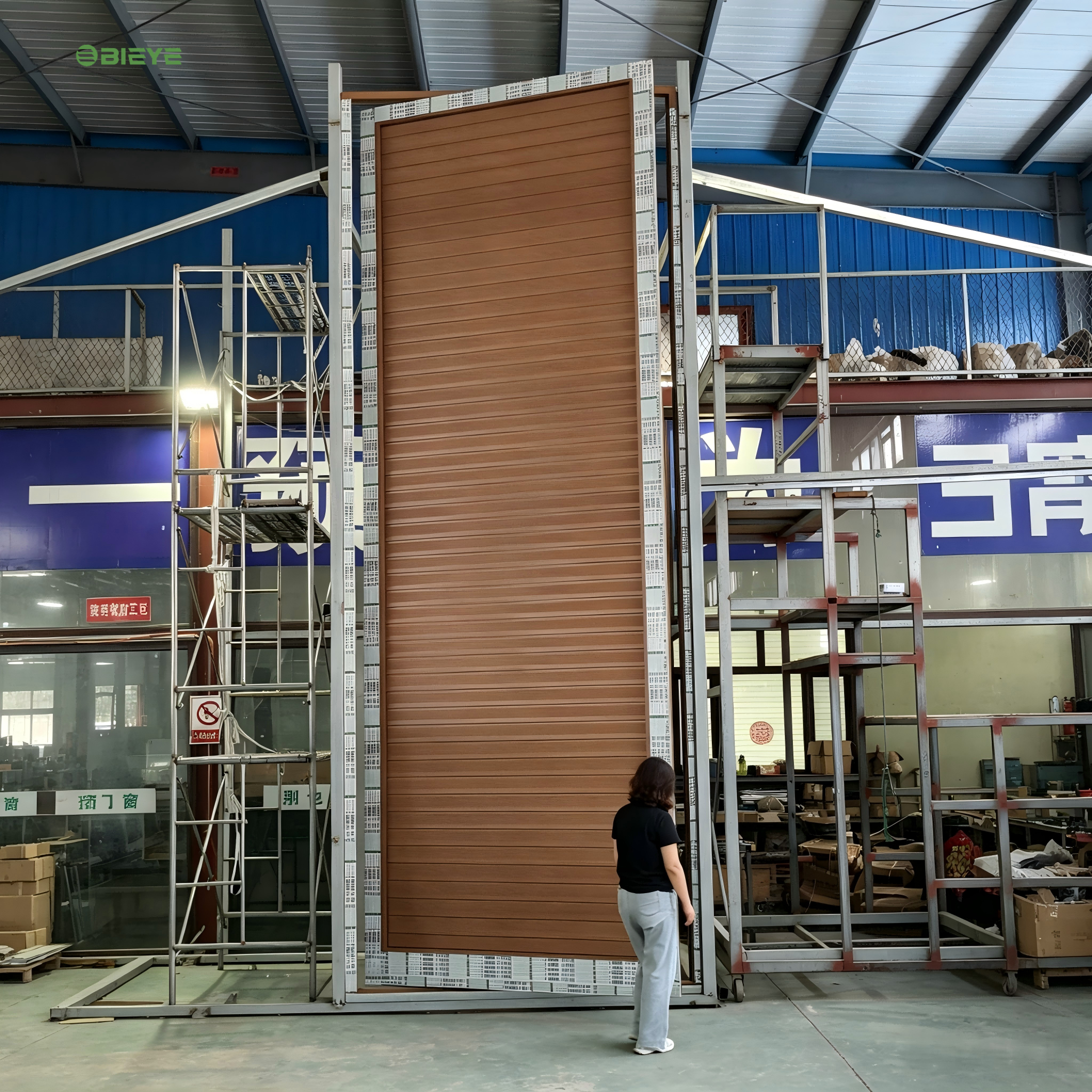 Sistema de rotación de alta resistencia para puertas pivotantes de aluminio Serie 85, directamente de fábrica, para proyectos de construcción residenciales y comerciales.