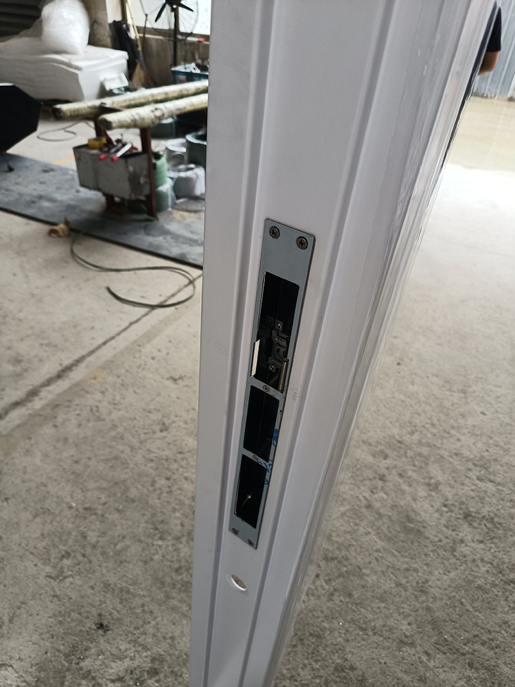 Puerta de entrada inteligente multiestilo antirrobo de acero inoxidable con superficie acabada que equilibra seguridad y estética.