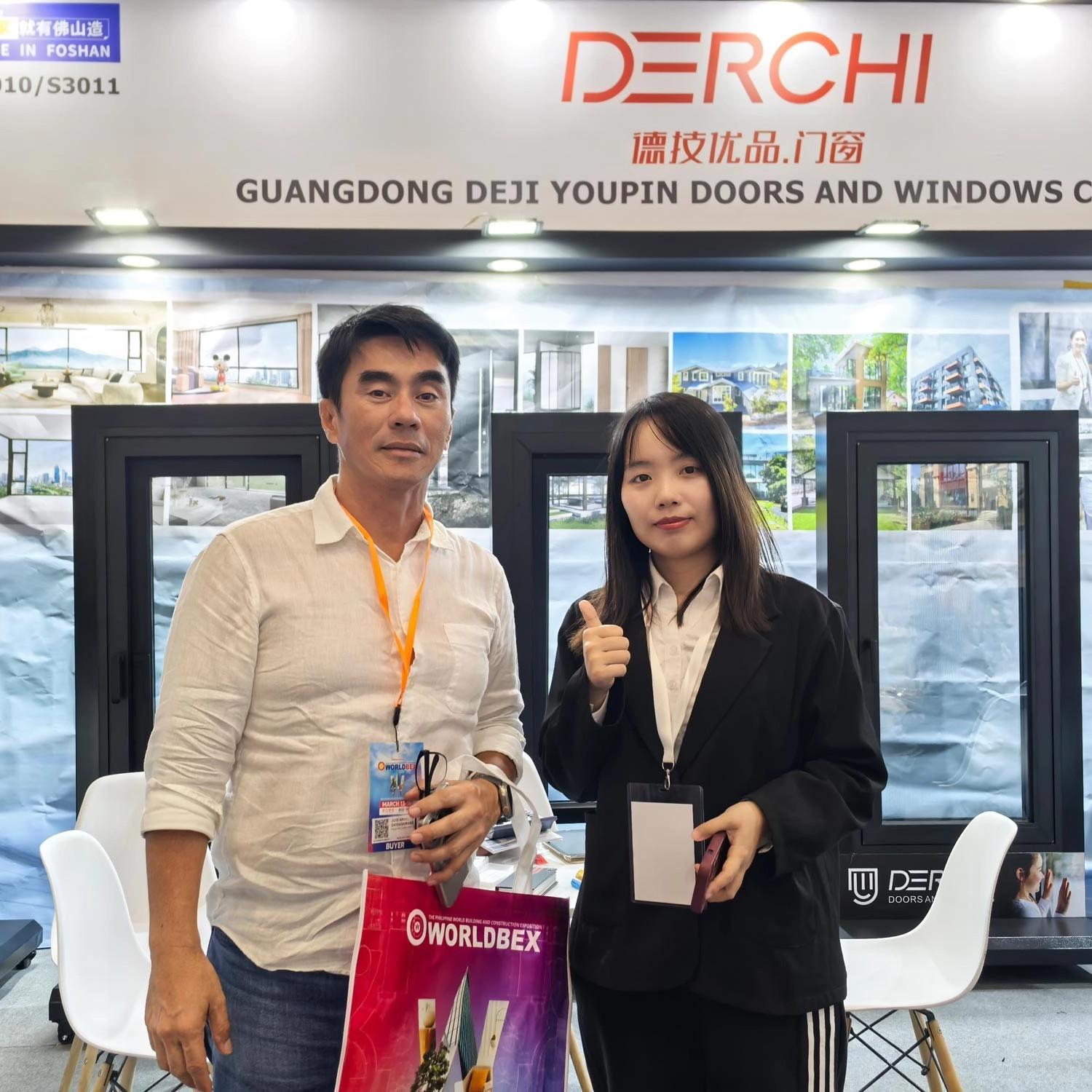 Exhibición de portones y carpintería arquitectónica en WORLDBEX 2025