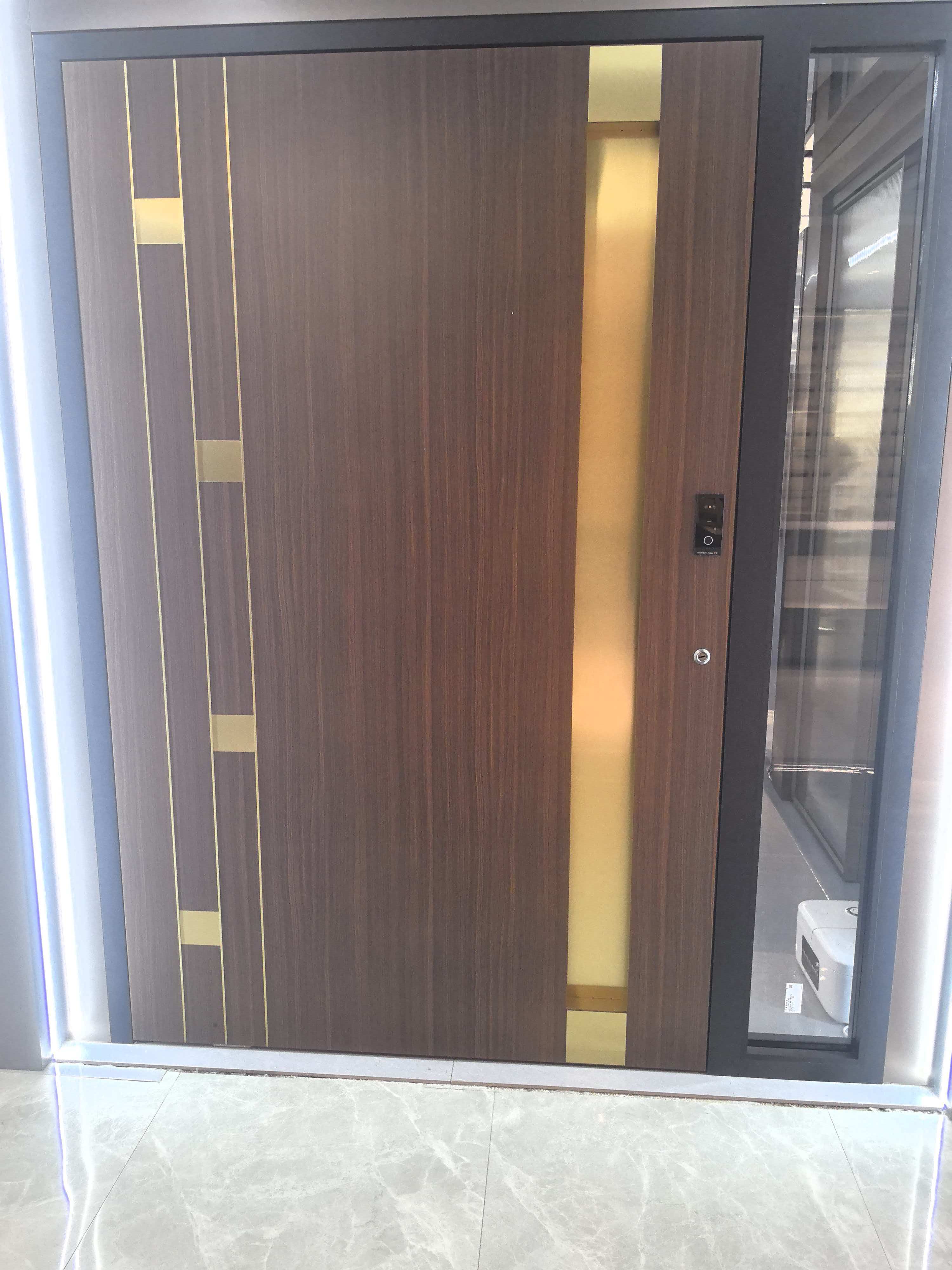 Puerta de entrada moderna de aluminio con gran panel de vidrio, ideal para villas junto al mar. ¡Gran oferta!