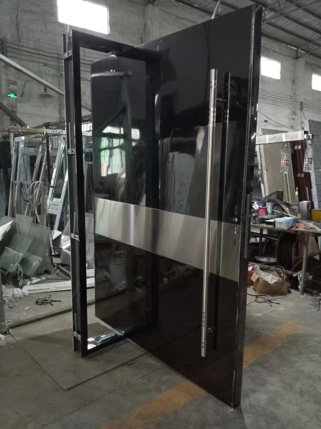 Puerta de entrada moderna de aluminio con gran panel de vidrio, ideal para villas junto al mar. ¡Gran oferta!