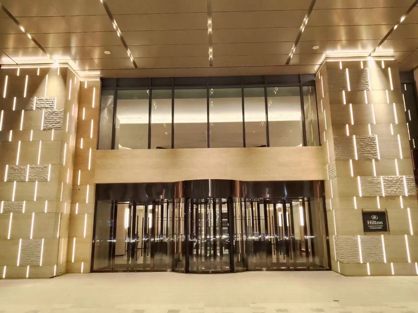 Nuevas puertas comerciales 2026, puerta giratoria automática de 3 hojas con cristal, puerta giratoria de cristal, fabricante de fábrica, precio más bajo.