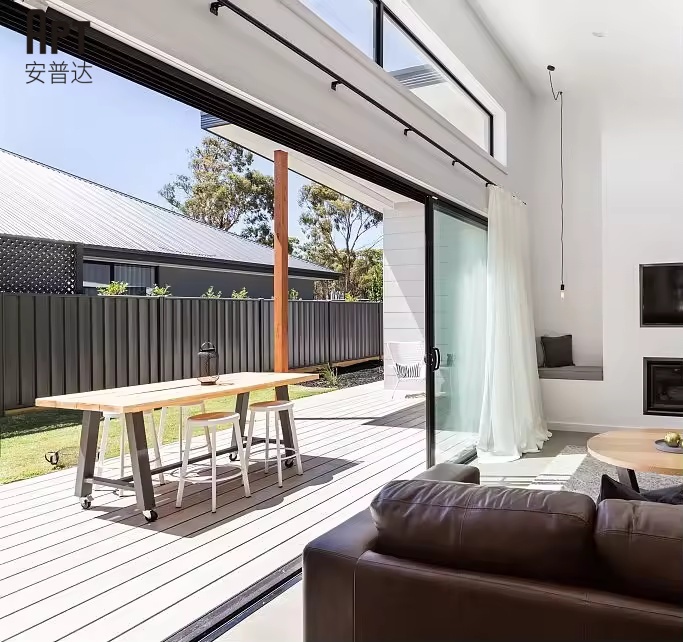 Puerta corredera de cristal moderna sin marco de aluminio para entrada de balcón de villa, resistente a la intemperie y de funcionamiento suave y eficiente energéticamente.