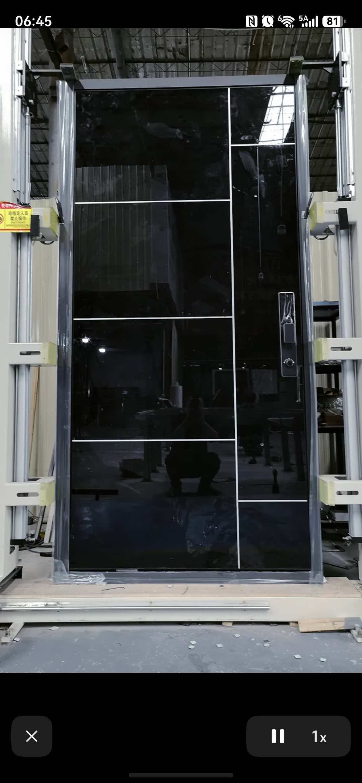 Puerta de entrada moderna de aluminio con gran panel de vidrio, ideal para villas junto al mar. ¡Gran oferta!