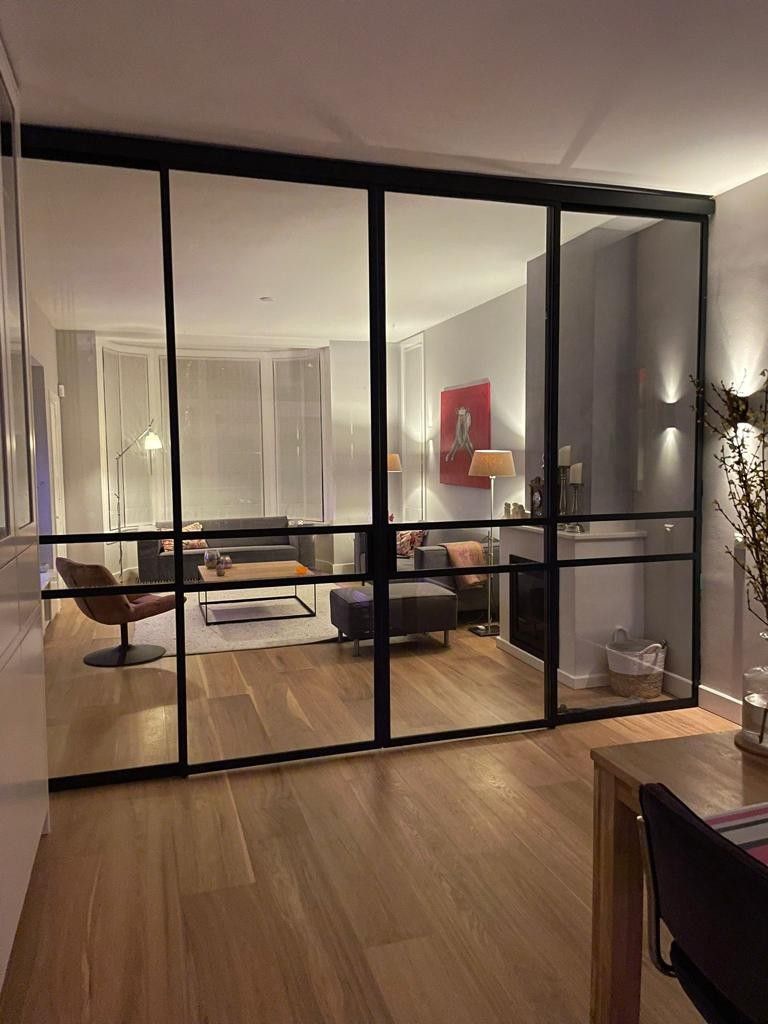 Puerta de acero de lujo con diseño francés a medida, apertura manual y superficie acabada para villas, hoteles y apartamentos.