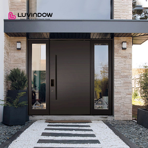 Puertas de entrada de aluminio con aislamiento térmico y cerradura inteligente para villas residenciales modernas.