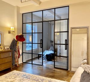 Puerta de acero de lujo con diseño francés a medida, apertura manual y superficie acabada para villas, hoteles y apartamentos.